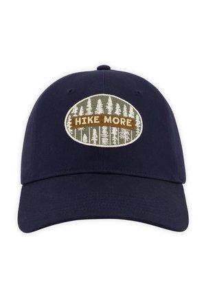 Gorra de béisbol azul marino con parche ovalado que muestra árboles de pino blancos y texto "HIKE MORE" en marrón sobre fondo verde.