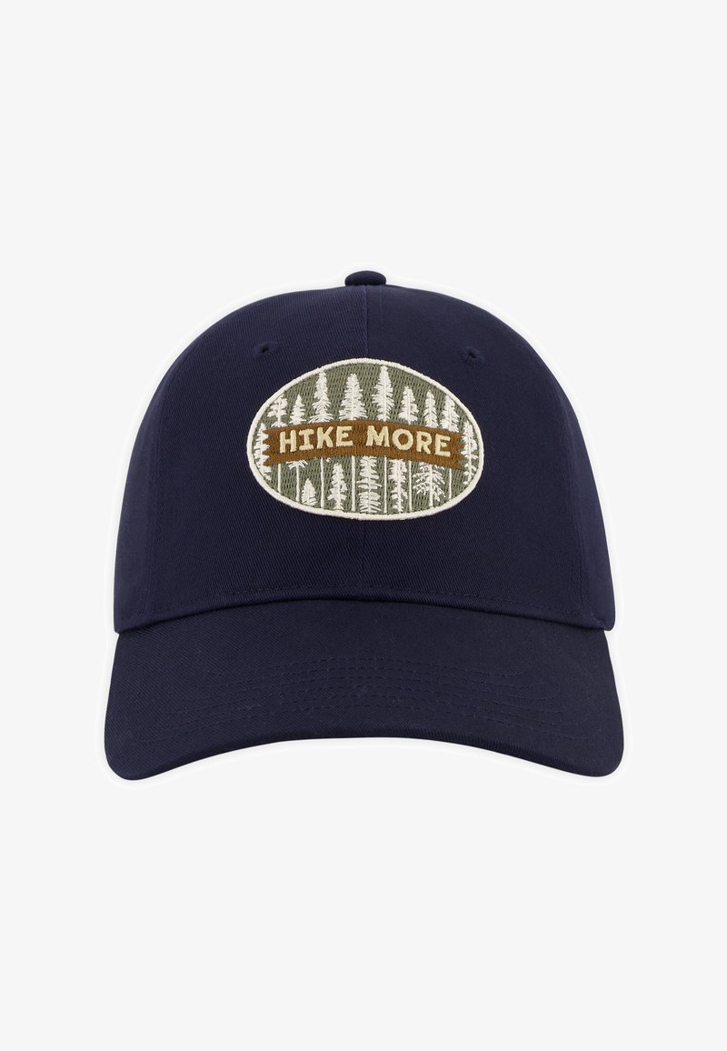 Casquette de baseball bleu marine avec un écusson ovale représentant des pins blancs et le texte "HIKE MORE" en marron sur fond vert.