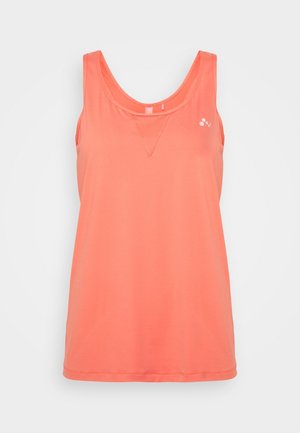 Koralowy sportowy tank top bez rękawów z okrągłym dekoltem i małym białym logo na górnej lewej części klatki piersiowej.