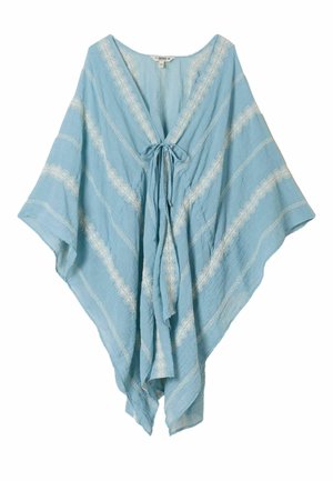 Hellblaues Poncho mit weißer geometrischer Stickerei und vorderem Bindverschluss, aus strukturiertem Stoff.