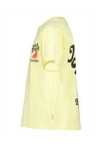 T-shirt di cotone giallo con maniche corte. Presenta testo nero e una grafica di anguria stampata sul petto e sulla manica. Vestibilità regolare.