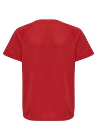 Rød atletisk t-shirt med korte ærmer, glat tekstur, let løs pasform og rund halsudskæring. Kanter er syet for holdbarhed.