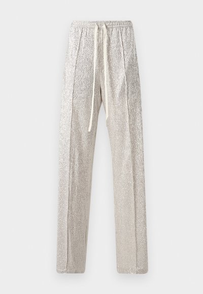 Pantaloni argintii, texturati, cu o croială relaxată. Prezintă un brâu cu șnur și un luciu subtil. Design cu picior drept, fără alte embellishments.