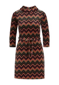 Mönstrad klänning med ett chevrondesign i jordnära färger av grön, svart och korall. Den har krage, trekvartsärmar och ett bälte.