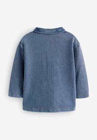 Farmerdzseki, középkék színben, hosszú ujjak, puha gallér, laza fazon, látható varrási részletekkel az alján és az ujjakon.