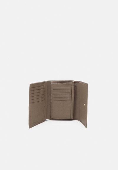 Portefeuille en cuir marron avec plusieurs emplacements pour cartes, intérieur texturé et un petit accent doré. Le design ouvert montre la disposition de rangement des cartes.