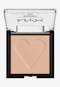 Compact en poudre avec un couvercle transparent et une base noire. Présente un motif de cœur texturé sur une poudre beige clair. Les dimensions du compact sont carrées.