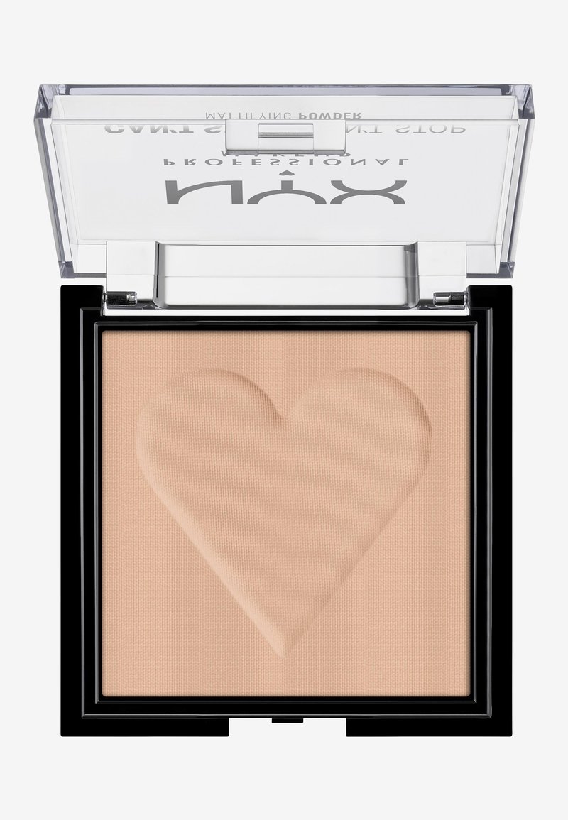 Poedercompact met een heldere deksel en zwarte basis. Bevat een textuurpatroon van harten op lichtbeige poeder. De afmetingen van het compact zijn vierkant.