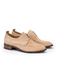 Beige suède schoenen met een ronde neus, gladde stiksels, vetersluiting en een lage houten hak. Minimalistische uitstraling zonder patronen of accenten.