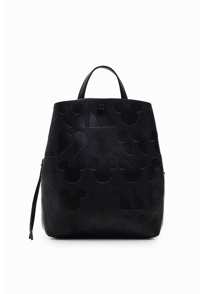 Sac à dos en cuir noir embossé de formes géométriques et de silhouettes de têtes de souris, avec une poignée supérieure et une fermeture éclair latérale.