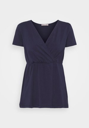 Tmavě modrá krátká halenka s krátkými rukávy, výstřihem do V, zavinovacím předním dílem a elastickým pasem, vyrobená z lehké látky.
