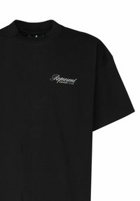 Camiseta de algodón negra con cuello redondo y mangas cortas. Presenta un logo bordado en blanco que dice "Represent Owners' Club" en el pecho.