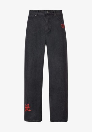 Pantaloni in denim neri con vestibilità rilassata, caratterizzati da dettagli del logo ricamato rosso. Design a gamba dritta e stile classico a cinque tasche.
