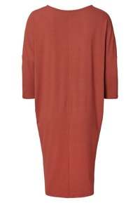 Übergroßes rostfarbenes Kleid mit weitem runden Ausschnitt, Dreiviertelärmel und gerader Silhouette; glatte Stofftextur.