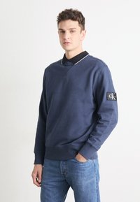 Calvin Klein Jeans BADGE CREW NECK - Felpa - ink