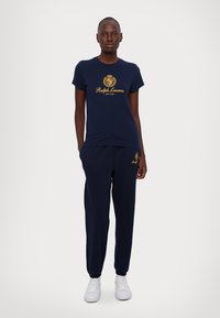 Polo Ralph Lauren HOTEL SHORT SLEEVE - Apdrukāts T-krekls - cruise navy/gold