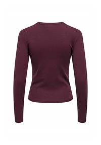 Burgundylanges T-Shirt mit langen Ärmeln, taillierte Passform, glatte Textur, runder Halsausschnitt, keine sichtbaren Muster oder Hardware, einfarbig.