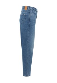 Jeans de denim azul con corte ajustado, que cuentan con cinco bolsillos, una etiqueta de marca de cuero en la cinturilla y un dobladillo limpio.