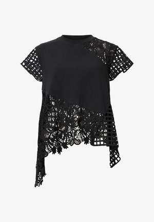 T-shirt noir à manches courtes, présentant un mélange de tissu uni et de dentelle complexe avec des motifs floraux, ainsi qu'un design en grille d'un côté.