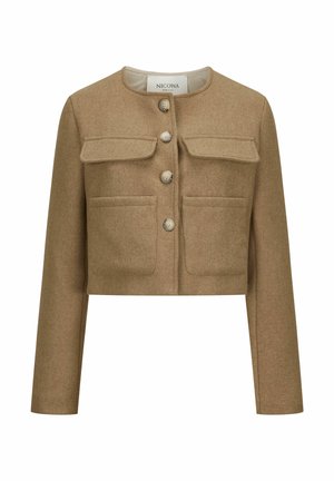 Veste beige courte en laine texturée, dotée de quatre poches à l'avant, d'un col rond et de fermetures à boutons au centre.