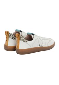 Sneakers bianche in pelle con tallone leopardato, dettagli turchesi, fori laterali e suola in gomma.