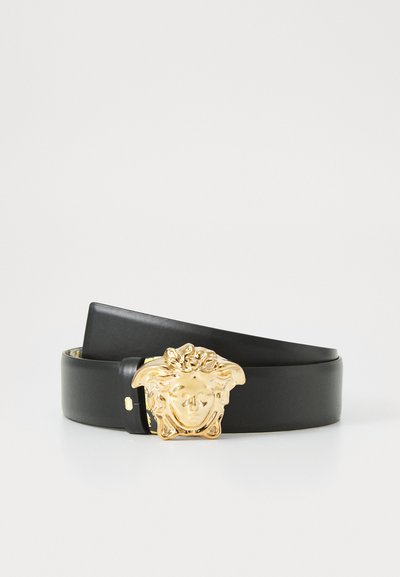Schwarzer Leder Gürtel mit einer goldenen Löwenkopf-Schnalle, glatter Textur und einem schlichten Design mit einem gelben Innenfutter.