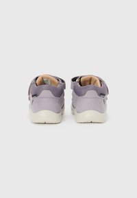 Lila Wildlederschuhe mit Mesh-Akzenten und cremefarbenen Sohlen. Verfügt über einen Rückeneinsatz und Reißverschlüsse, die für Komfort und einfaches Tragen konzipiert sind.