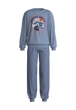 Blauwe longsleeve sweater met berg- en wolfgrafiek en tekst "Mountain Addicted", gecombineerd met blauwe joggingbroek met fijne strepen.