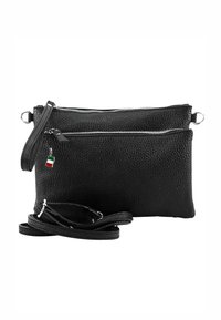 Zwart leren crossbody tas met een gestructureerd oppervlak, twee ritssluitingen, een afneembare schouderband en een klein Italiaans vlag charme detail.
