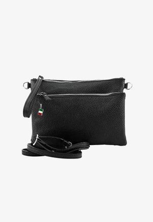 Schwarze Leder-Crossbody-Tasche mit strukturierter Oberfläche, zwei mit Reißverschluss versehenen Fächern, einem abnehmbaren Tragegurt und kleinem Detail mit italienischer Flagge.