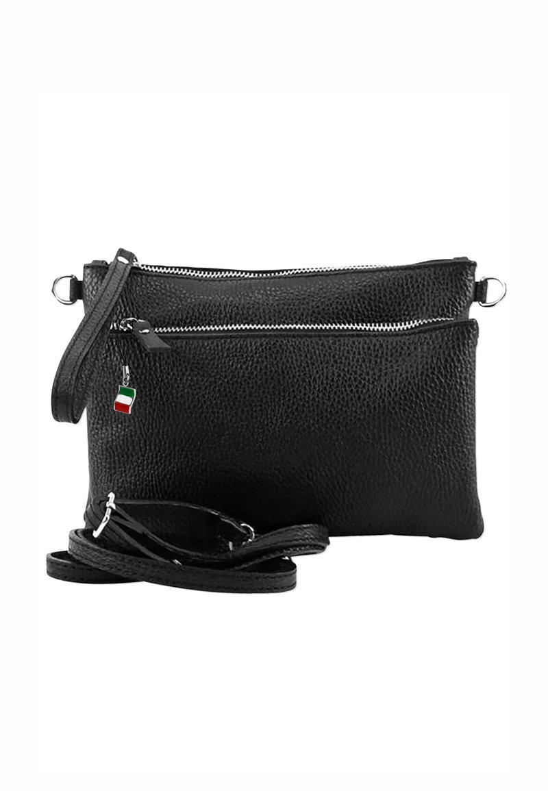 Zwart leren crossbody tas met een gestructureerd oppervlak, twee ritssluitingen, een afneembare schouderband en een klein Italiaans vlag charme detail.