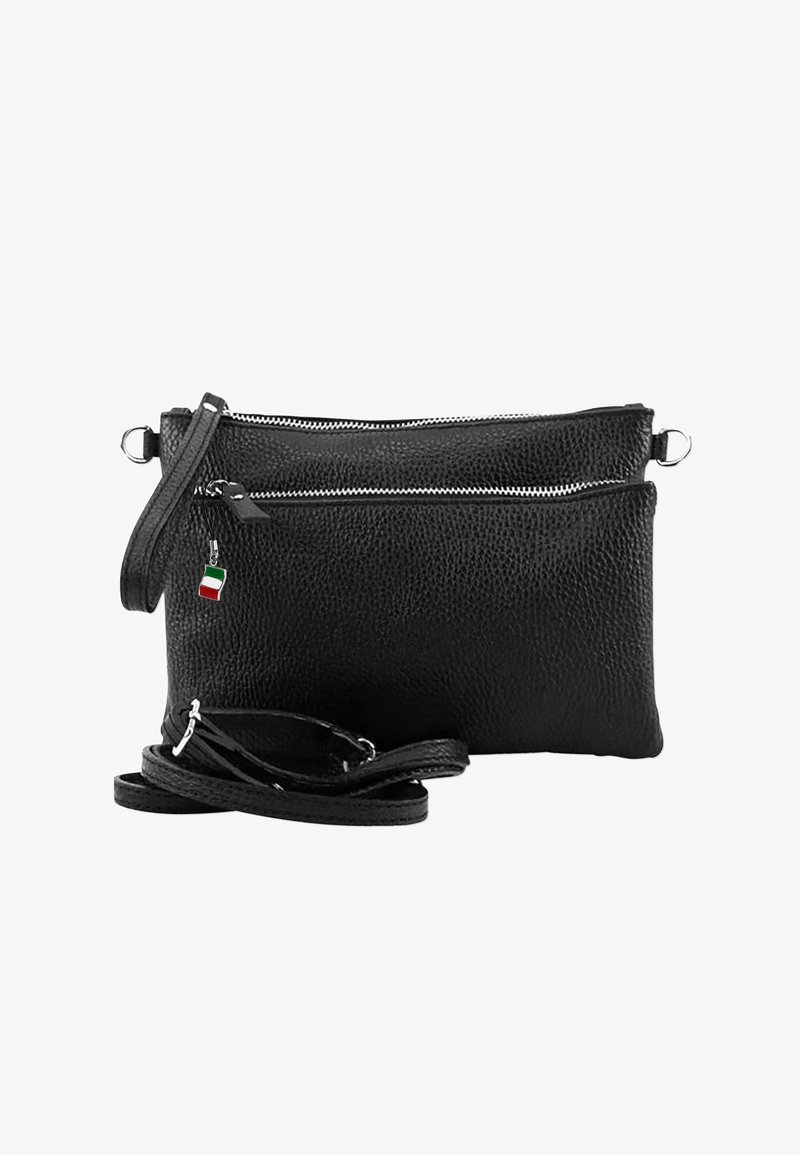 Zwart leren crossbody tas met een gestructureerd oppervlak, twee ritssluitingen, een afneembare schouderband en een klein Italiaans vlag charme detail.