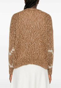 Maglione marrone a maglia con una vestibilità ampia, caratterizzato da motivi a zigzag bianchi sulle maniche e un tessuto testurizzato. Collo rotondo e spalle cadenti.