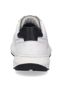Bílé tenisky s texturovaným svrškem, černým koženým akcentem na patě a gumovou podešví. Navrženo pro pohodlí a podporu.