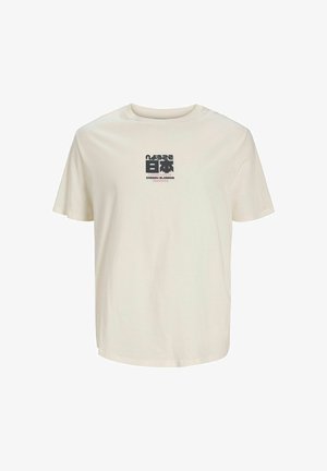 Krémfehér rövid ujjú póló kerek nyakkal, japán karakterekkel és a "Living Life in Cherry Blossom Paradise" felirattal a mellkason.