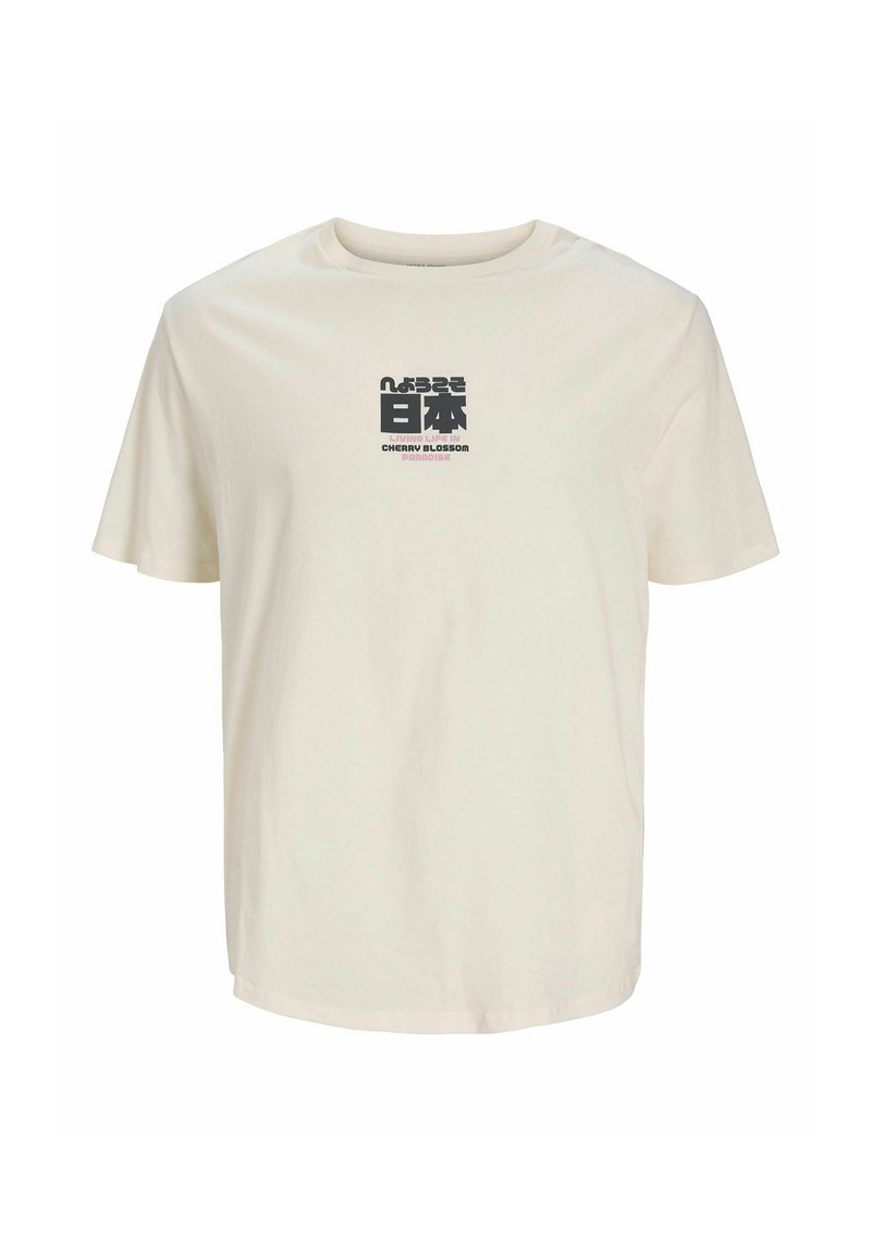 Belo kratka majica z okrolim izrezom, okrašena z japonskimi znaki in napisom "Življenje v raju češnjevih cvetov" na prsih.