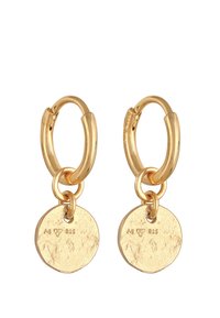 Guld-tone hoop øreringe med teksturerede cirkulære pendanter. Hver pendants er indgraveret med "Ag 925," hvilket angiver sterling sølv materiale.
