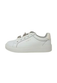 Sneaker bianco in pelle con punta rotonda, lacci anteriori e hardware decorativo sui lacci. Presenta una superficie liscia e una suola in gomma.