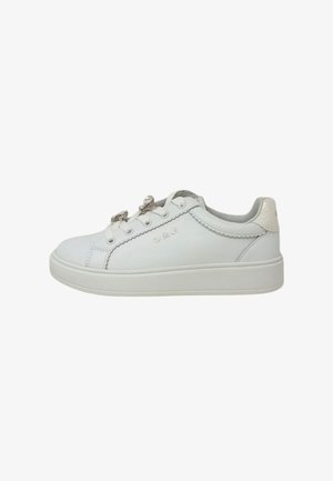 Sneaker bianco in pelle con punta rotonda, lacci anteriori e hardware decorativo sui lacci. Presenta una superficie liscia e una suola in gomma.