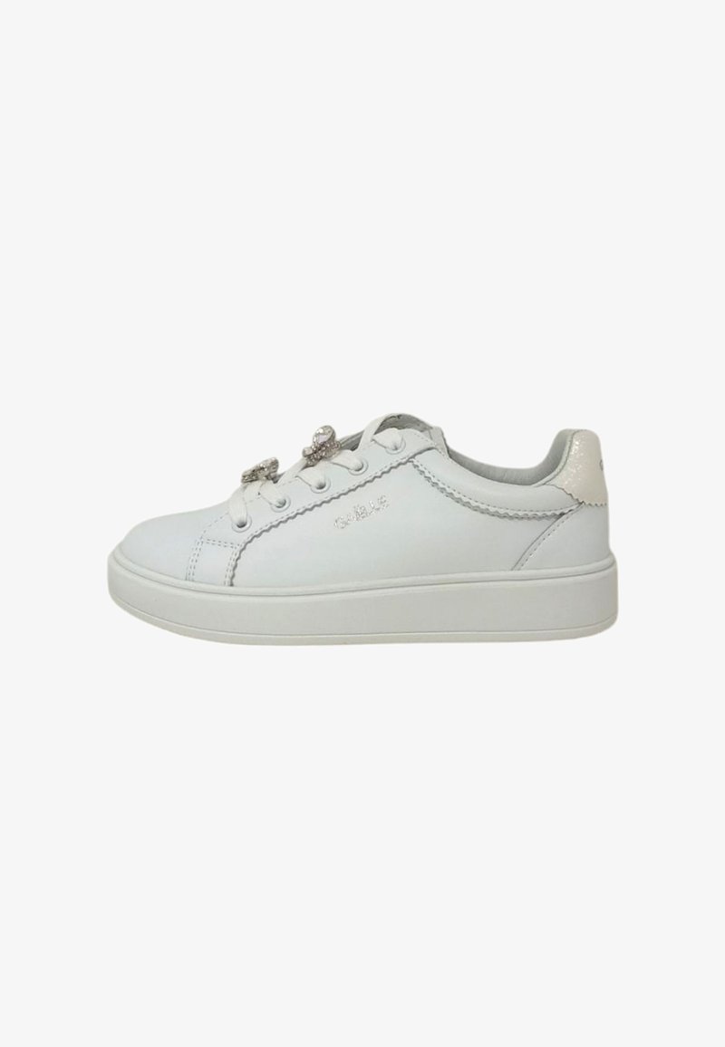 Sneaker bianco in pelle con punta rotonda, lacci anteriori e hardware decorativo sui lacci. Presenta una superficie liscia e una suola in gomma.