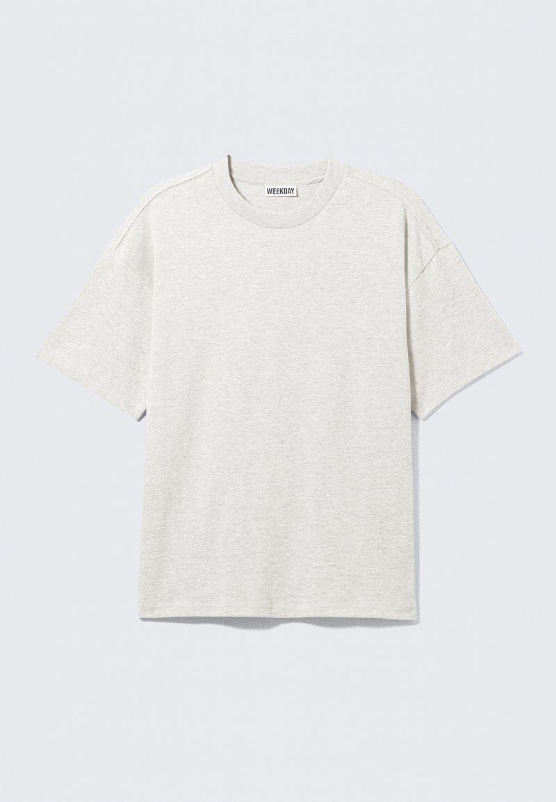 T-shirt gris clair à manches courtes avec col rond, ourlet droit et étiquette de marque visible à l'intérieur du col.