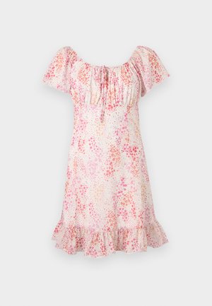 Κοντό φλοράλ φόρεμα με φουσκωτά μανίκια, σούρα στο λαιμό και βολάν στο τελείωμα σε αποχρώσεις του ροζ και του ροδάκινου σε λευκό φόντο.