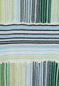 Tessuto lavorato a maglia multicolore con strisce orizzontali blu, verdi, nere e bianche, con larghezze e texture variabili.