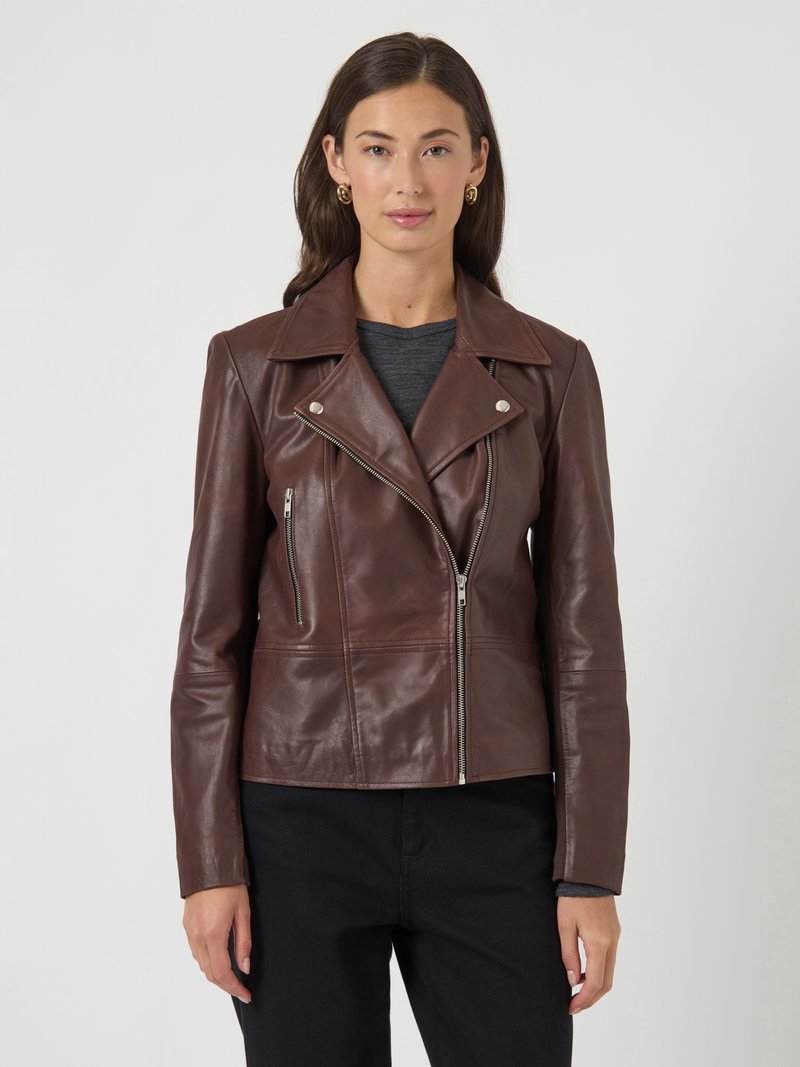 Giacca da motociclista in pelle marrone con colletto a contrasto, chiusura con zip e tasche laterali. Texture liscia con vestibilità strutturata.