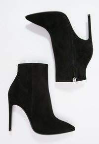 Czarne zamszowe botki za kostkę z szpiczastym noskiem, wysokim obcasem typu stiletto, detalem w postaci bocznego zapięcia na suwak oraz gładką fakturą.