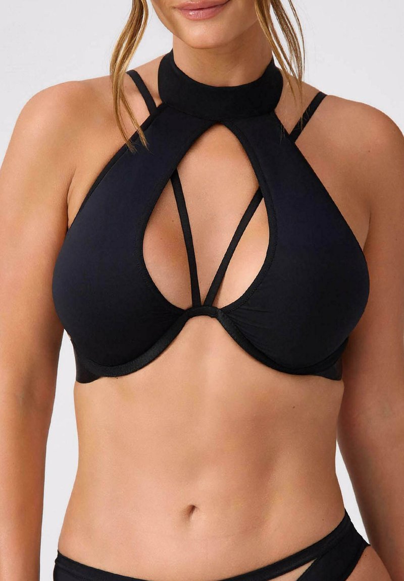 Czarny top bikini z wysokim dekoltem, wycięciem i wieloma cienkimi paskami. Gładka tekstura i minimalna ilość metalowych elementów.