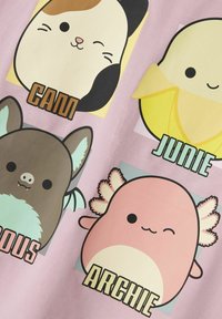 Rosa tyg har fyra tecknade djurdesigns: en panda, kyckling, fladdermus och havsvarelse, var och en med livliga färger och djärva, svarta textetiketter.