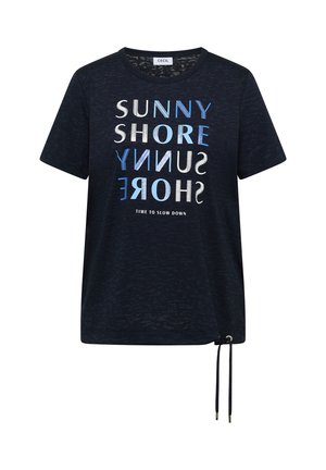 T-shirt bleu marine à manches courtes avec le texte « SUNNY SHORE » en bleu et blanc, en miroir en dessous, et « TIME TO SLOW DOWN » en dessous.