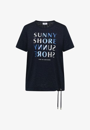 T-shirt bleu marine à manches courtes avec le texte « SUNNY SHORE » en bleu et blanc, en miroir en dessous, et « TIME TO SLOW DOWN » en dessous.