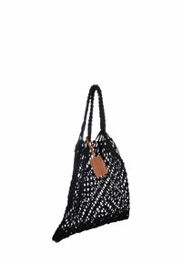 Borsa nera intrecciata con forma triangolare, realizzata in materiale flessibile; presenta spesse cinghie attorcigliate e un'etichetta in pelle marrone.